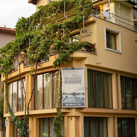 Cozy With French Windows Apartamento