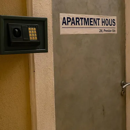 Cozy With French Windows Apartamento Plovdiv