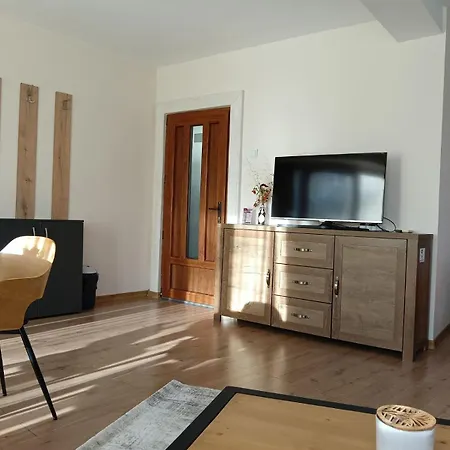 Cozy With French Windows Apartamento