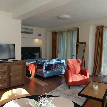 Apartamento Cozy With French Windows